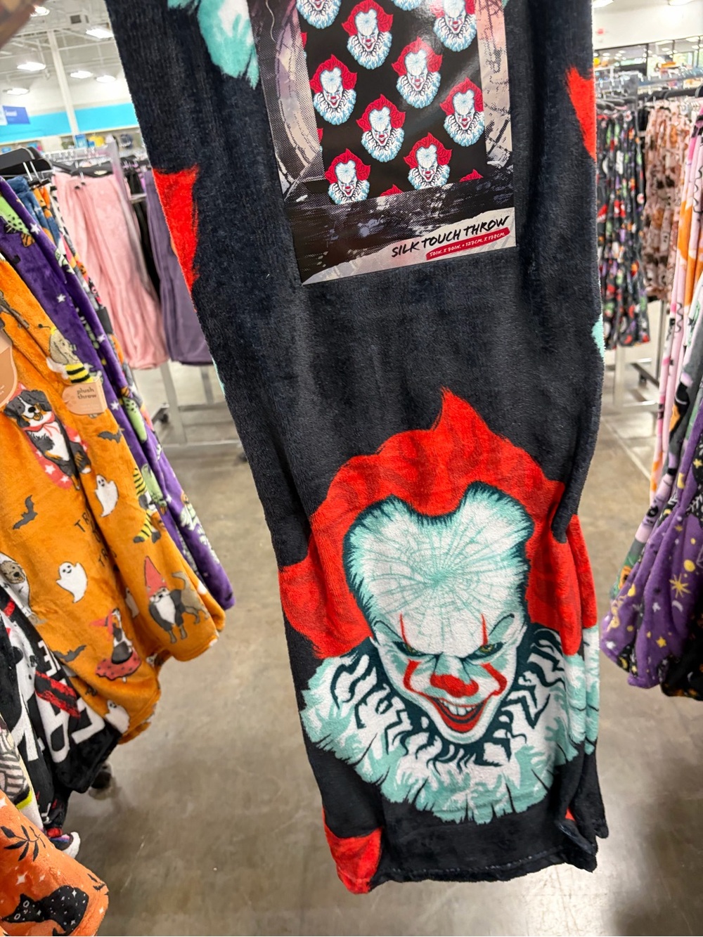 Viral HALLOWEEN 2026 IT Pennywise silk throw blanket